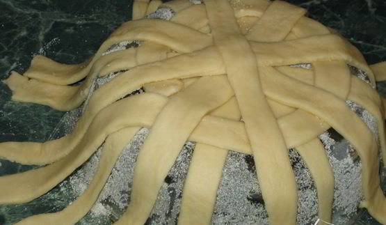 корзинка с сахарными булочками и мармеладом