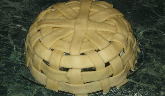 корзинка с сахарными булочками и мармеладом