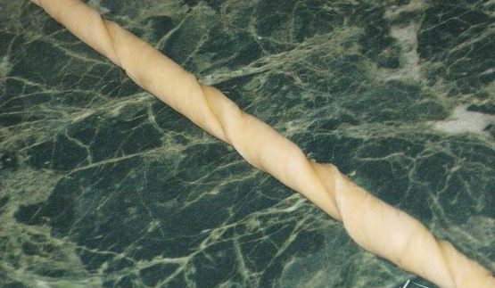 корзинка с сахарными булочками и мармеладом