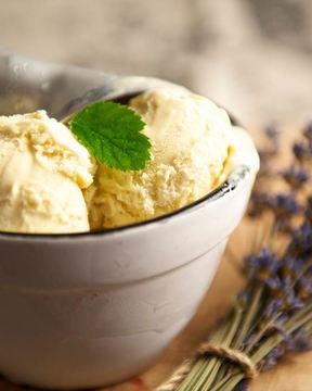 Банановое мороженое в мороженице