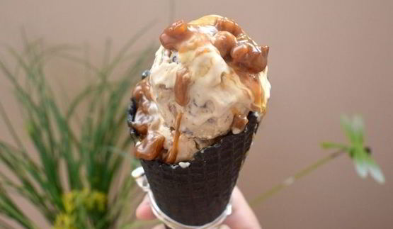 карамельное мороженое с карамельными орешками