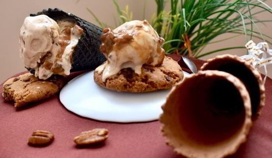 карамельное мороженое с карамельными орешками