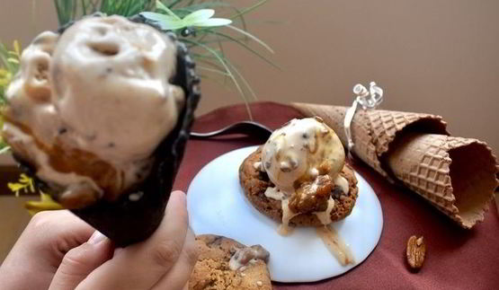 карамельное мороженое с карамельными орешками