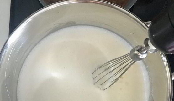 карамельное мороженое с карамельными орешками