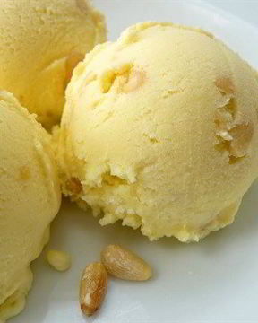 Лавандовое мороженое с медовыми кедровыми орешками