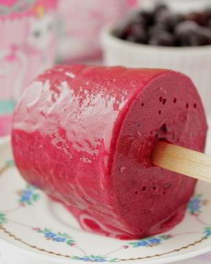 Мороженое из черной смородины и йогурта