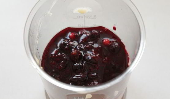 мороженое из черной смородины и йогурта