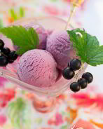 Мороженое с черной смородиной