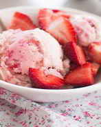 Мороженое с клубникой