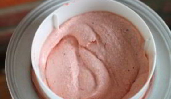 мороженое с клубникой