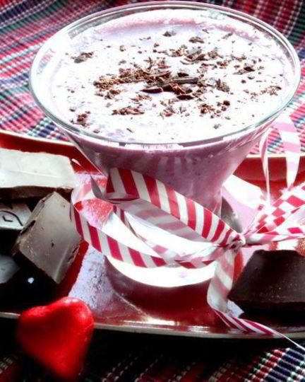 Рецепт прохладного коктейля из мороженого с черникой