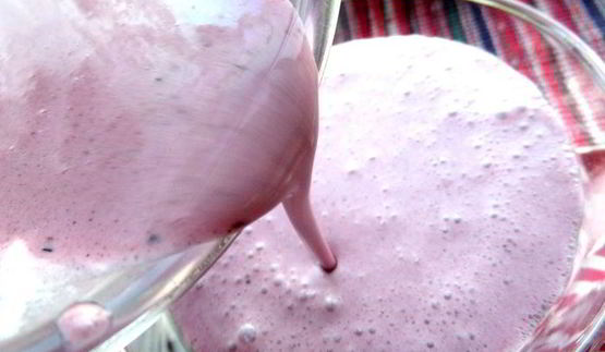 прохладный коктейль из мороженого с черникой