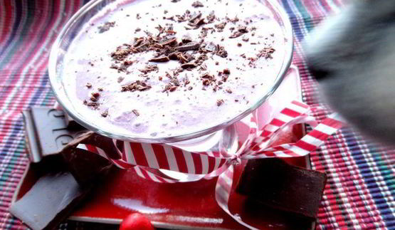 прохладный коктейль из мороженого с черникой