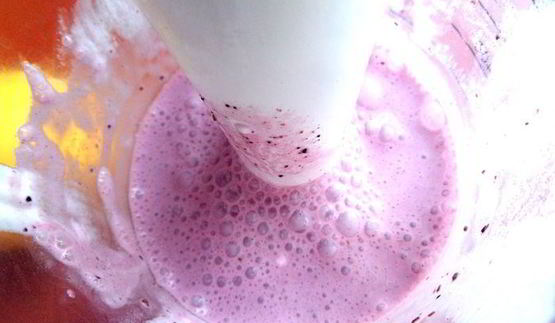 прохладный коктейль из мороженого с черникой