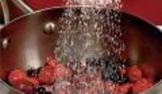 рисовое мороженое с ягодным соусом