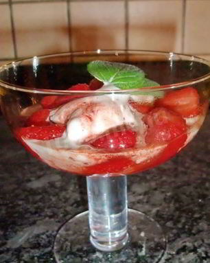 Сандэ мороженое с клубникой по-царски