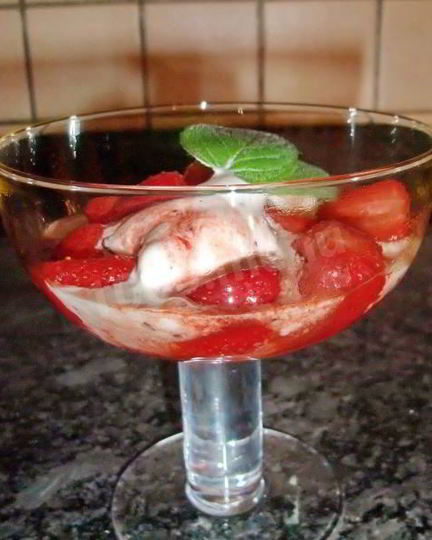 Рецепт сандэ мороженое с клубникой по-царски