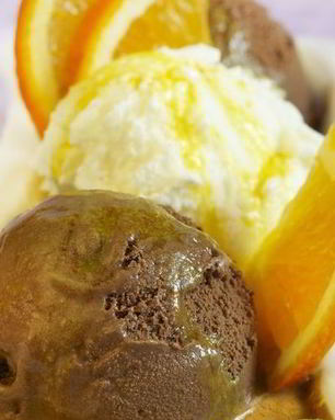 Шоколадное мороженое с шафрановым соусом