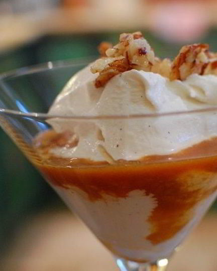 Рецепт ванильного мороженого с карамельным соусом и миндальной нугой