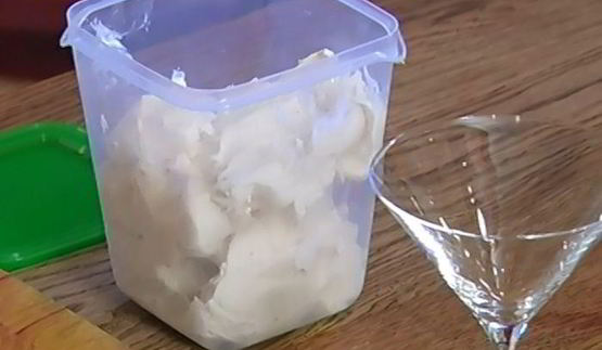 ванильное мороженое с карамельным соусом и миндальной нугой