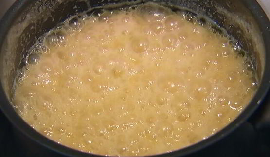 ванильное мороженое с карамельным соусом и миндальной нугой