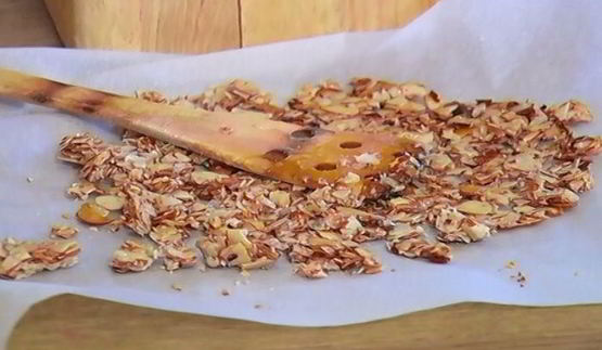 ванильное мороженое с карамельным соусом и миндальной нугой