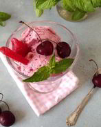 Ягодное мороженое с мятой