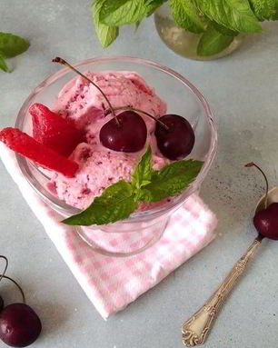 Ягодное мороженое с мятой