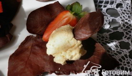 грушевый мусс на шоколадных листьях