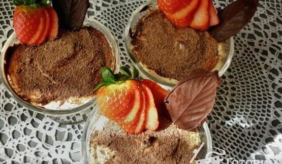 грушевый мусс на шоколадных листьях