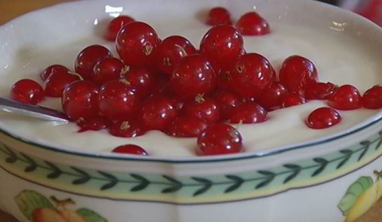 йогуртовый мусс с красной смородиной