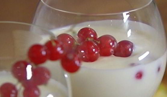 йогуртовый мусс с красной смородиной