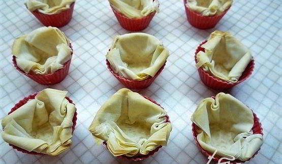 хрустящие чашечки с муссом из печени трески