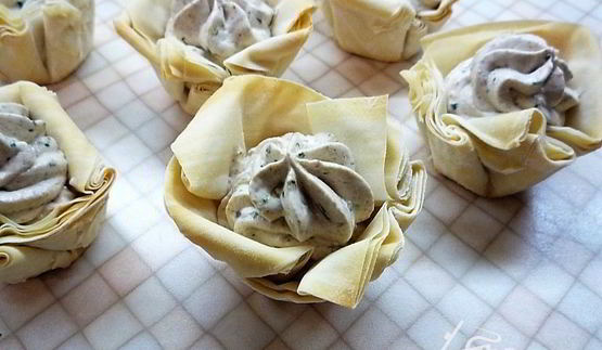 хрустящие чашечки с муссом из печени трески