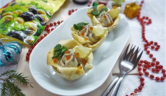 хрустящие чашечки с муссом из печени трески