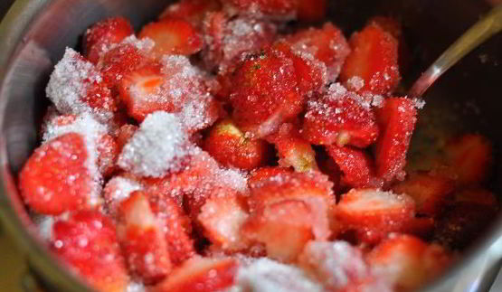 клубничный мусс с кинзой