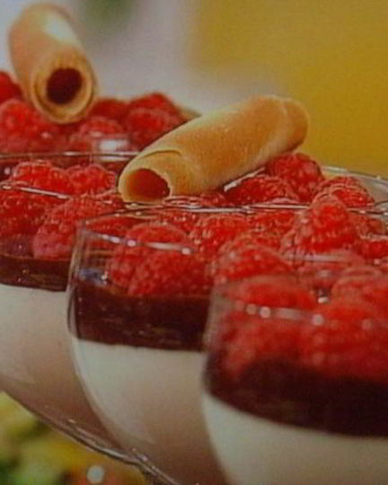 Рецепт мусса апельсиново-марципановый с острым шоколадным соусом и малиной