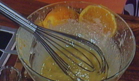 мусс апельсиново-марципановый с острым шоколадным соусом и малиной