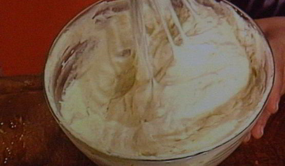 мусс апельсиново-марципановый с острым шоколадным соусом и малиной