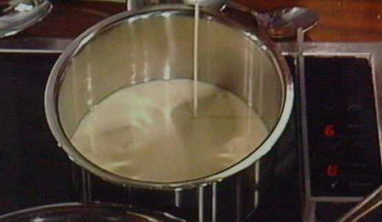 мусс апельсиново-марципановый с острым шоколадным соусом и малиной