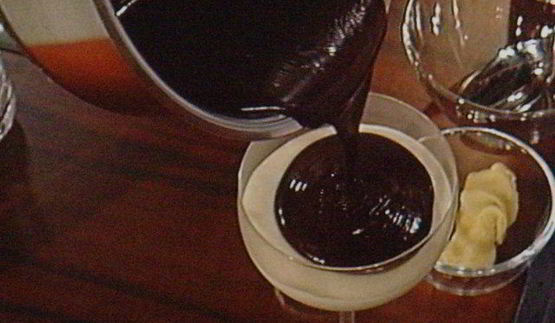 мусс апельсиново-марципановый с острым шоколадным соусом и малиной