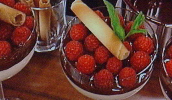 мусс апельсиново-марципановый с острым шоколадным соусом и малиной