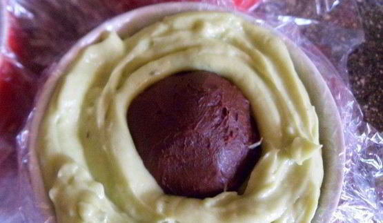 мусс из авокадо с клубникой и шоколадом