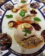 Мусс из тунца и рикотты с чипсами из тортильи