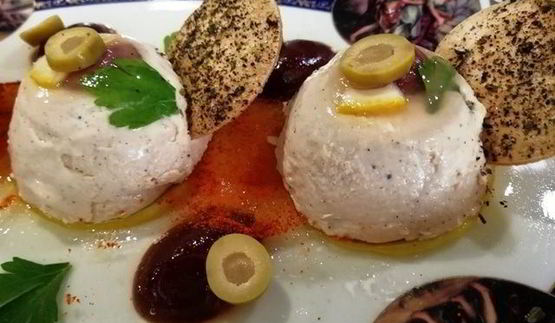 мусс из тунца и рикотты с чипсами из тортильи