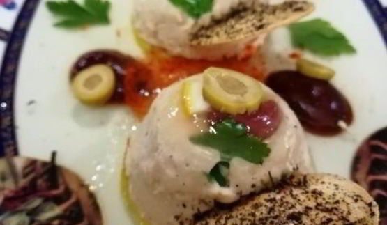 мусс из тунца и рикотты с чипсами из тортильи