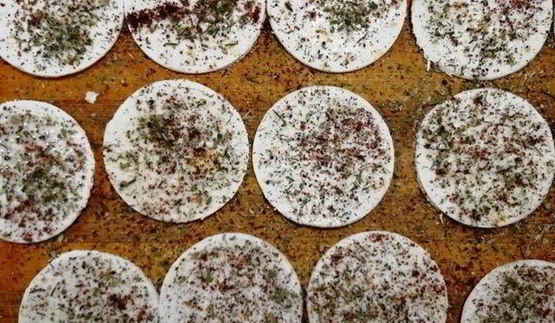 мусс из тунца и рикотты с чипсами из тортильи