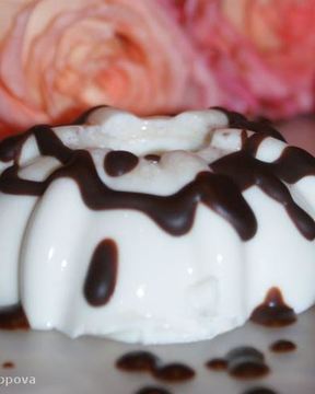 Мусс молочный с шоколадным соусом