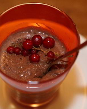 Шоколадный мусс с красной смородиной