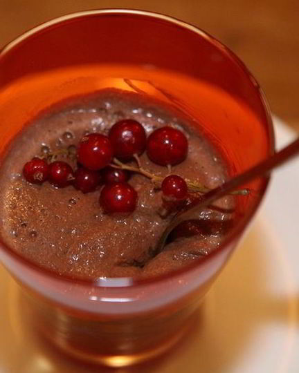 Рецепт шоколадного мусса с красной смородиной